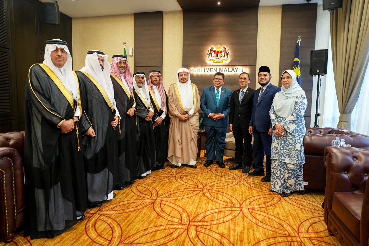 حضر جلسة المباحثات الوفد الرسمي المرافق لمعالي رئيس مجلس الشورى؛ أعضاء المجلس: الأستاذ فيحان بن لبده، والدكتور عاصم مدخلي، والمهندس علي القرني، والأستاذ خالد أبو ملحة، والقائم بالأعمال بسفارة خادم الحرمين الشريفين لدى مملكة ماليزيا يوسف العودة.