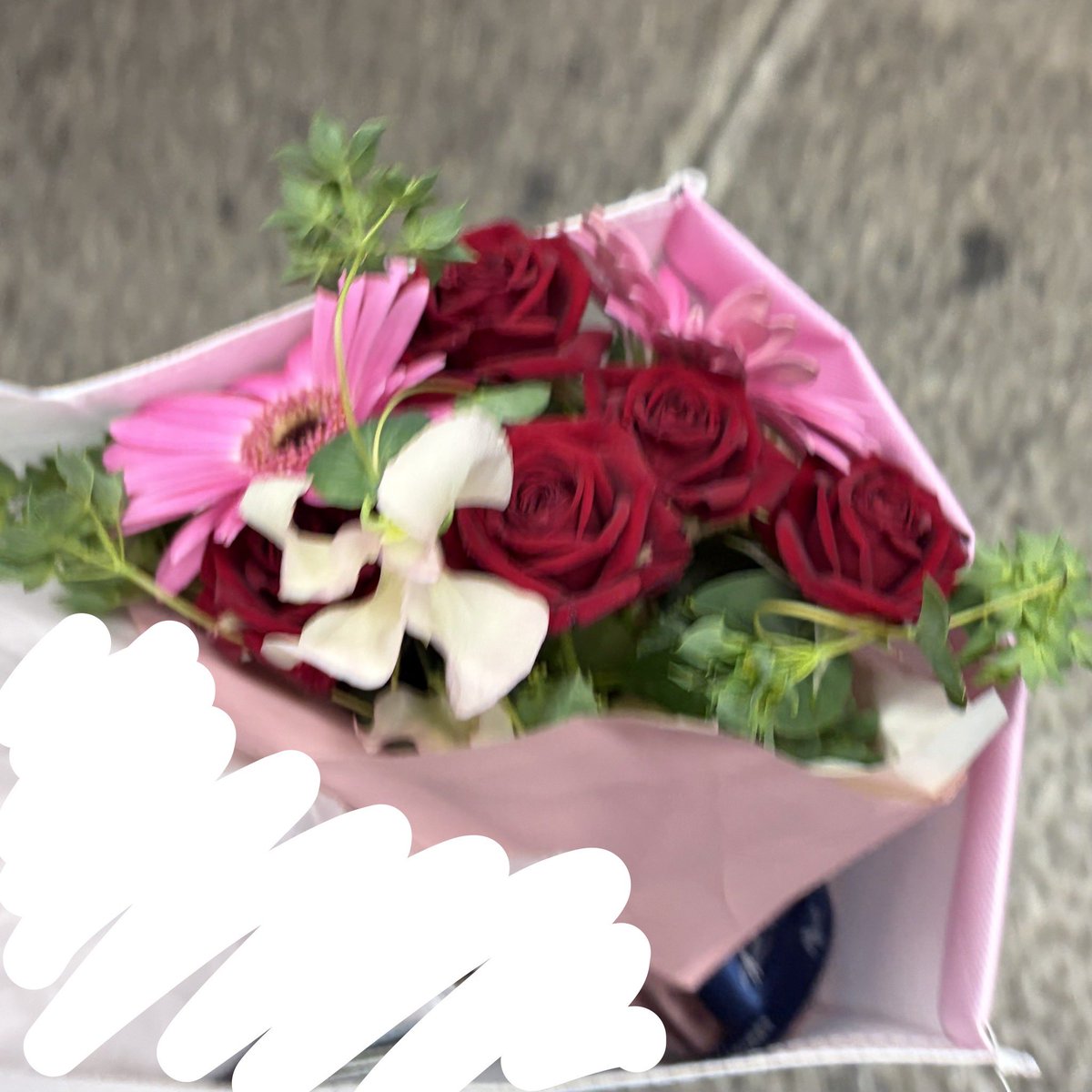 ayk_writer's tweet photo. いただいた花束を忘年会の帰り道に眺めてたら「もしかして異動って大ごと……？」と思い始めた　そんなつもりはなかったけどありがたいですね https://t.co/B97luDhk8q