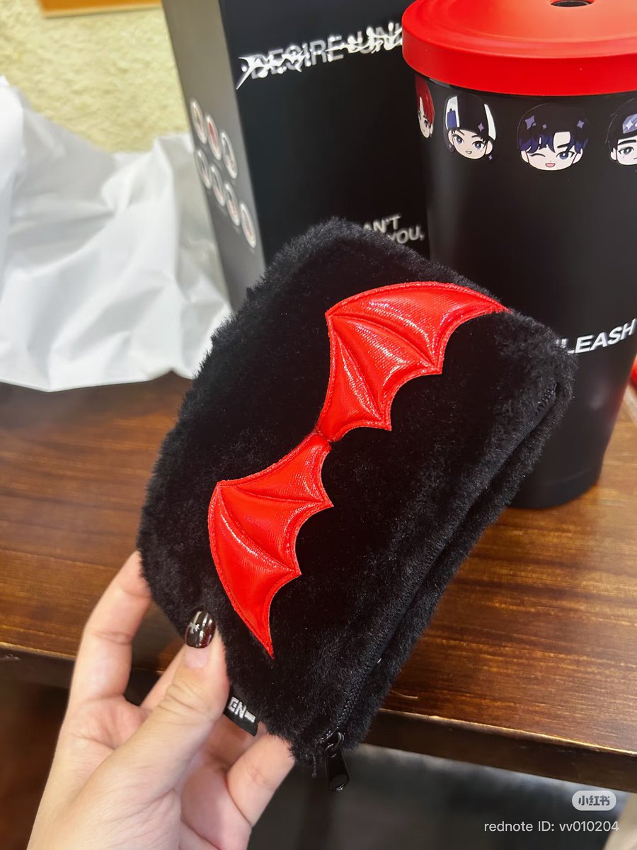 แก้วเยติราคา ~360฿ กระเป๋าครอบขายแยก ~115฿ ยังไม่รวมส่งกลับไทย อันนี้น่ารักมาก คนจีนบอกว่าแก้วมีน้ำหนักพอสมควร แต่โดยรวมเหมาะสมกับราคา