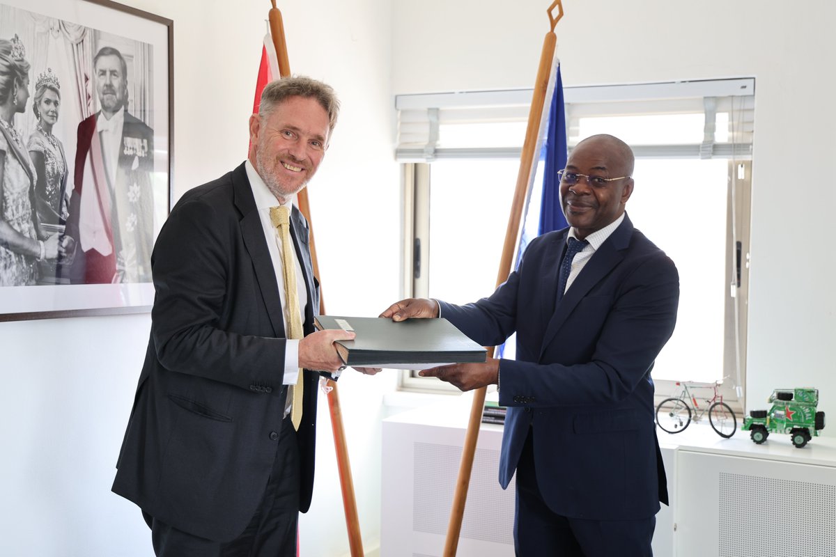 ayimalin's tweet photo. 🇧🇯 @aliouatt Représentant Résident #WFPBenin et Joris Jurriëns, Ambassadeur des Pays-Bas au #Bénin, ont signé ce matin, l’extension de l’accord de mise en œuvre du Projet intégré d’Alimentation Scolaire et de Nutrition favorisant des repas nutritifs pour 83000 enfants à l'école. https://t.co/xFP3BvWvNL