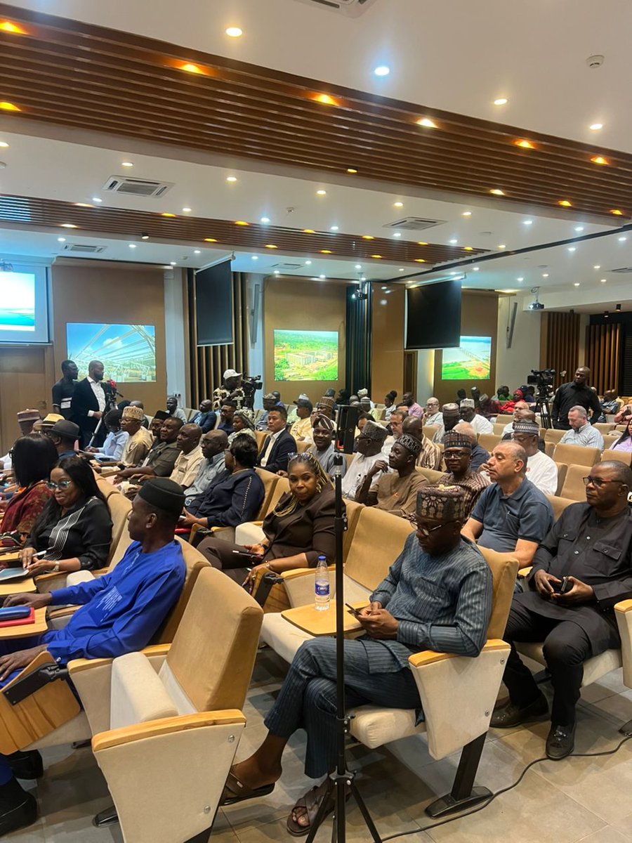 b_jarmari02's tweet image. Update from the Federal Ministry of Works: Highlights from the End-of-Year Press Briefing of the Honourable Minister of Works, Engr. David Umahi, CON, with the participation of the Honourable Minister of State for Works, Hon. Ibrahim Muhammed Goroyo, outlining key achievements,…