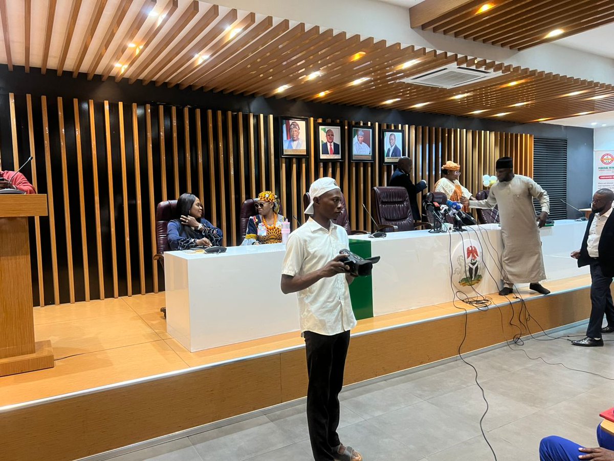 b_jarmari02's tweet image. Update from the Federal Ministry of Works: Highlights from the End-of-Year Press Briefing of the Honourable Minister of Works, Engr. David Umahi, CON, with the participation of the Honourable Minister of State for Works, Hon. Ibrahim Muhammed Goroyo, outlining key achievements,…