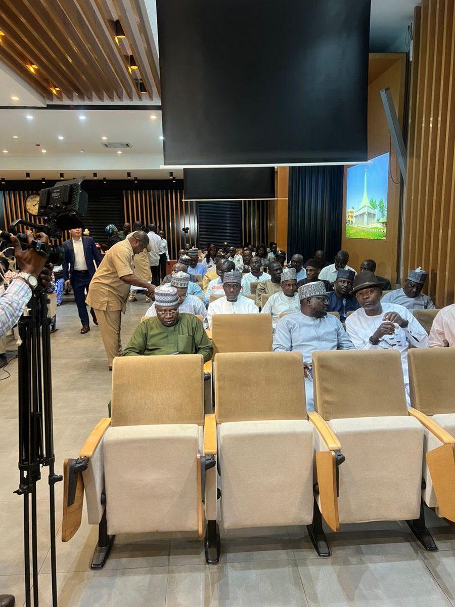 b_jarmari02's tweet image. Update from the Federal Ministry of Works: Highlights from the End-of-Year Press Briefing of the Honourable Minister of Works, Engr. David Umahi, CON, with the participation of the Honourable Minister of State for Works, Hon. Ibrahim Muhammed Goroyo, outlining key achievements,…