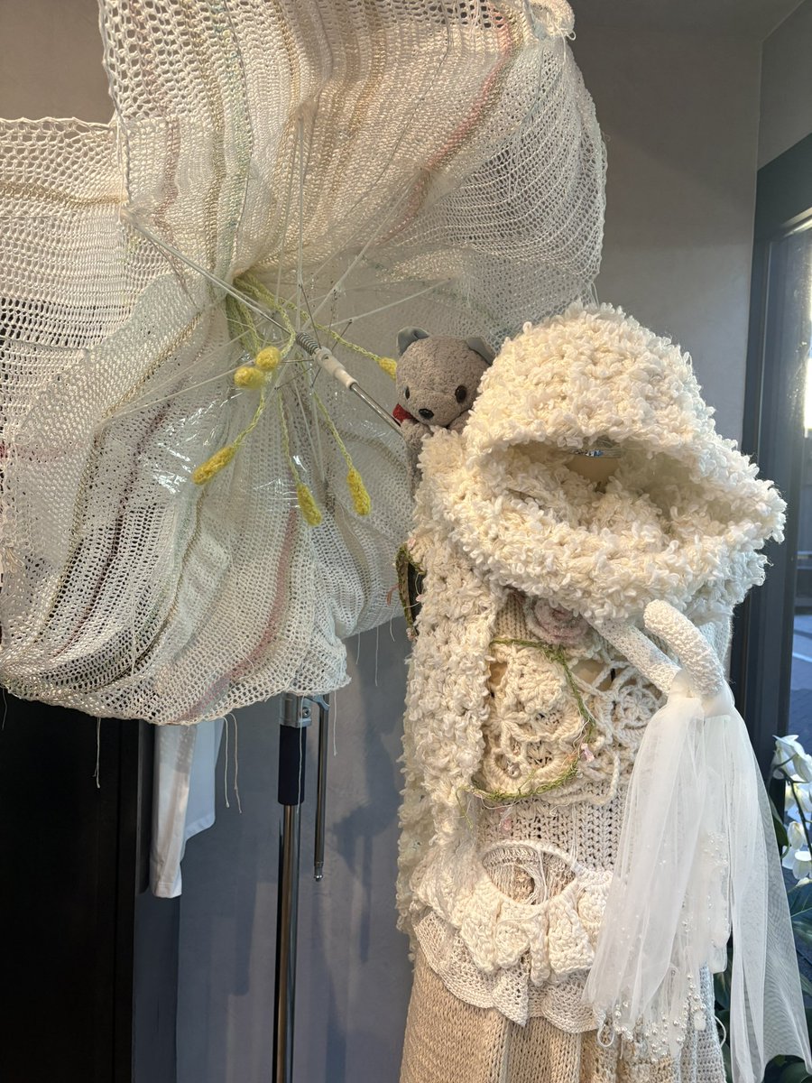 nakazawakyoko's tweet photo. 先日は、祐天寺にて開催されたsaoちゃんの
(パペットサンちゃんのママ)展示に行ってきました🩷ホルモンやんパーカー総ツッコミいただきました🤣w 百合の傘も生で見られたし、モデル・クリエイターチーム・一期チームとも会えて良かった✨癒されたー🌱
#Kristy #ホルモンやん #ぬい活 https://t.co/iCckjF4tkF