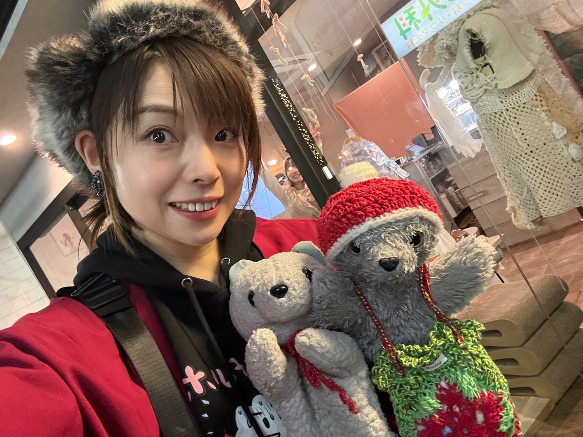 nakazawakyoko's tweet photo. 先日は、祐天寺にて開催されたsaoちゃんの
(パペットサンちゃんのママ)展示に行ってきました🩷ホルモンやんパーカー総ツッコミいただきました🤣w 百合の傘も生で見られたし、モデル・クリエイターチーム・一期チームとも会えて良かった✨癒されたー🌱
#Kristy #ホルモンやん #ぬい活 https://t.co/iCckjF4tkF