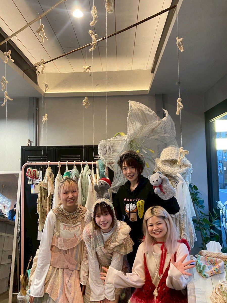 nakazawakyoko's tweet photo. 先日は、祐天寺にて開催されたsaoちゃんの
(パペットサンちゃんのママ)展示に行ってきました🩷ホルモンやんパーカー総ツッコミいただきました🤣w 百合の傘も生で見られたし、モデル・クリエイターチーム・一期チームとも会えて良かった✨癒されたー🌱
#Kristy #ホルモンやん #ぬい活 https://t.co/iCckjF4tkF