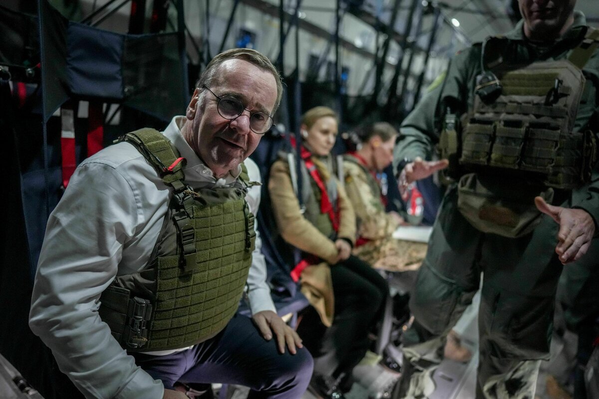 Hey du bist endlich wach...uff das war nen ziemlich roughes 2025 was?

Na ja anyway dein G36C ist hinter dir eingeclippt, schaus dir besser kurz an wir springen in 15 Minuten über Riga ab. Gl hf.