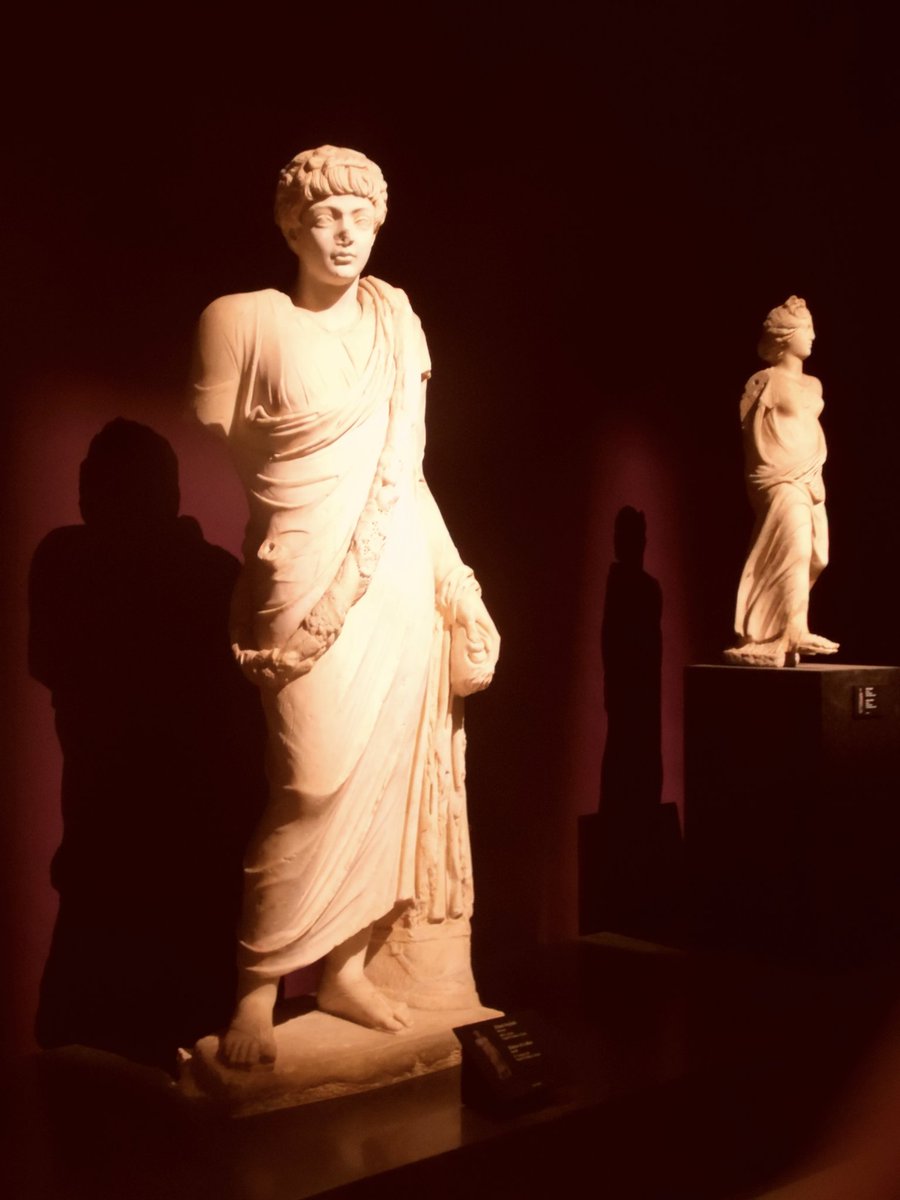 gölgemdir benden önce varan.
bilirim ki gün geride kalmıştır.