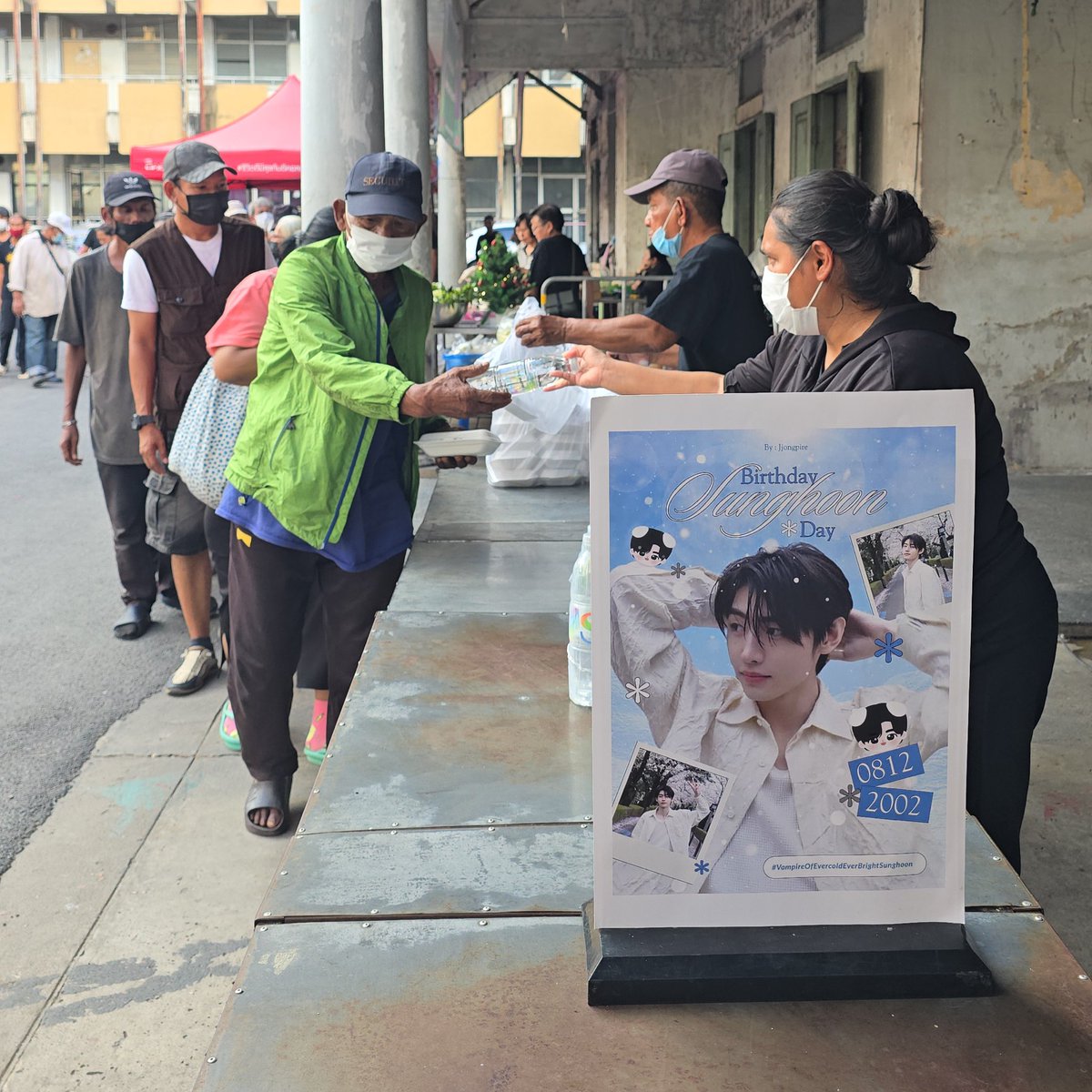 Jjongpire's tweet photo. SUNGHOON’s Birthday Project 🤍

🍚🥣Providing meals for homeless people, the poor, the elderly, the unemployed, and people with disabilities

🍚 แจกอาหารให้คนไร้บ้าน และผู้ยากไร้

#VampireOfEvercoldEverBrightSunghoon 
#SUNGHOON #ENHYPEN #성훈
#HAPPYSUNGHOONDAY #HAPPY_SUNGHOON_DAY https://t.co/UEq6P7Ijqc