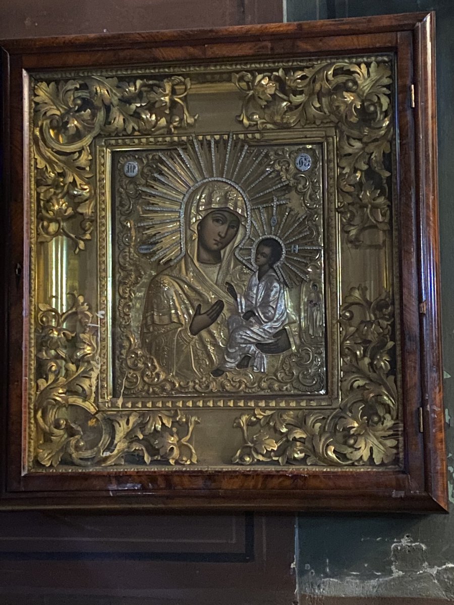 Στο κέντρο της Αθήνας, δεσπόζει ο ναός της Παναγιάς της Σωτείρας του Λυκοδήμου ή,όπως είναι γνωστός,ο Ρωσικός ναός της Αγίας Τριάδος. Περιστοιχισμένος απο κτίρια ο ναός δεν έχει χάσει την αίγλη του χάρη στην αρχιτεκτονική του,  την ιστορία του και τους θρύλους που τον συνοδεύουν.