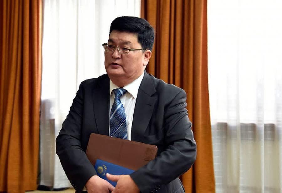 Шотландын Эдинбургээс Тенериф рүү  нисэж байсан зорчигч эрэгтэй онгоцонд архи ууж согтон онгоцны хоёр үйлчлэгчийн өгзгийг базжээ. 

Нэг эрэгтэй үйлчлэгчийн бэлхүүсээр тэвэрч, дөрөв дэхь үйлчлэгчийг тэврэх гэж оролдсон тул шүүхээс түүнийг бэлгийн халдлага үйлдсэн гэж үзэн, 46