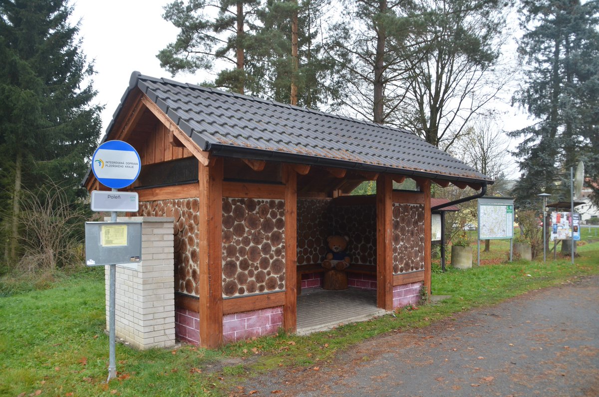 HugoNaCestach's tweet photo. Advetní brumlání městečkem Poleň... po poledni v Poleni... https://t.co/S2UrCpLzG6 https://t.co/EhDZSQa3ZR
