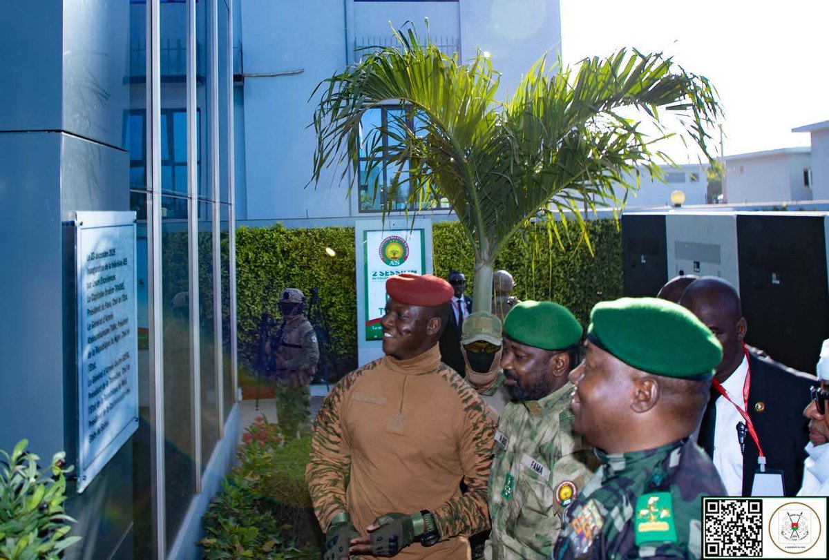 sigbf's tweet photo. VOYAGE OFFICIEL DU PRÉSIDENT DU FASO 

2e Sommet de l'AES : le Collège des Chefs d'État lance officiellement la Télévision  AES

(Bamako, 23 décembre 2025). Le Président du Faso, Chef de l’État, Son Excellence le Capitaine Ibrahim TRAORÉ et ses homologues de la Confédération AES, ont procédé, ce mardi, au lancement officiel de la Télévision AES.

Le lancement officiel de la Télévision AES confirme la volonté des dirigeants de se doter d'un instrument de communication stratégique destiné à renforcer l’information des populations et à porter la voix commune du Sahel.

Les médias de la Confédération AES (Radio, Télévision et Agence de presse) se veulent des outils de communication souverains, capables de porter un narratif en phase avec les réalités, les priorités et les aspirations des peuples du Sahel.

Direction de la Communication de la Présidence du Faso

#Com_Gouv_BF 
#SIGBurkina 
#BurkinaFaso