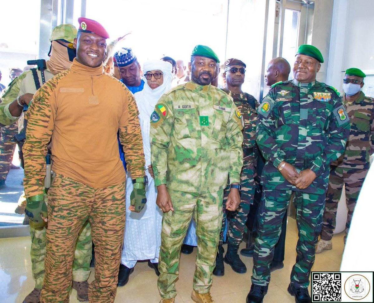 sigbf's tweet photo. VOYAGE OFFICIEL DU PRÉSIDENT DU FASO 

2e Sommet de l'AES : le Collège des Chefs d'État lance officiellement la Télévision  AES

(Bamako, 23 décembre 2025). Le Président du Faso, Chef de l’État, Son Excellence le Capitaine Ibrahim TRAORÉ et ses homologues de la Confédération AES, ont procédé, ce mardi, au lancement officiel de la Télévision AES.

Le lancement officiel de la Télévision AES confirme la volonté des dirigeants de se doter d'un instrument de communication stratégique destiné à renforcer l’information des populations et à porter la voix commune du Sahel.

Les médias de la Confédération AES (Radio, Télévision et Agence de presse) se veulent des outils de communication souverains, capables de porter un narratif en phase avec les réalités, les priorités et les aspirations des peuples du Sahel.

Direction de la Communication de la Présidence du Faso

#Com_Gouv_BF 
#SIGBurkina 
#BurkinaFaso