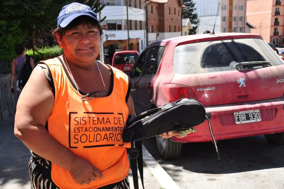 Parece que se llenó de peronistas que les parece que ser cuidacoches no es un trabajo.
Conozcan el ejemplo del sistema de estacionamiento medido en Bariloche.
Funciona hace 13 años, con 160 trabajadores de los barrios populares y obvio que fue impulsado por el <a href="/mteargentina/">MTE</a>