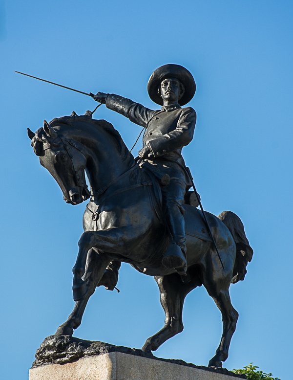 Desde #TransporteCuba rendimos homenaje Ignacio Agramonte, en el 184 aniversario de su natalicio. El Mayor como lo llamaban, fue uno de los principales jefes de la Guerra de los Diez Años.
#CubaViveEnSuHistoria