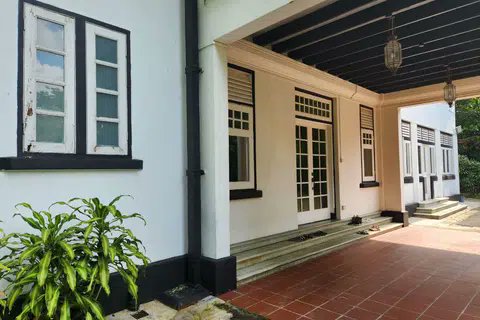 sheglows89's tweet image. o avô de Taylor projetava pontes se não me engano, eles viveram em singapura, andrea até chegou a estudar lá e essa era a casa deles, a mesma que aparece nos vídeos que a gente já viu, Marjorie chegou a se apresentar em duas produções de teatro de lá