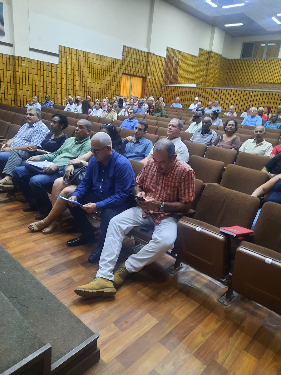 En éstos momentos se realiza el Matutino Especial por el Aniversario 67 de la Revolución y se reconocieron con la medalla Marcos Marti a 3 trabajadores del Órgano Central del Ministerio de la Agricultura. #AgriculturaCubana <a href="/MinagCuba/">Ministerio de la Agricultura de Cuba</a>