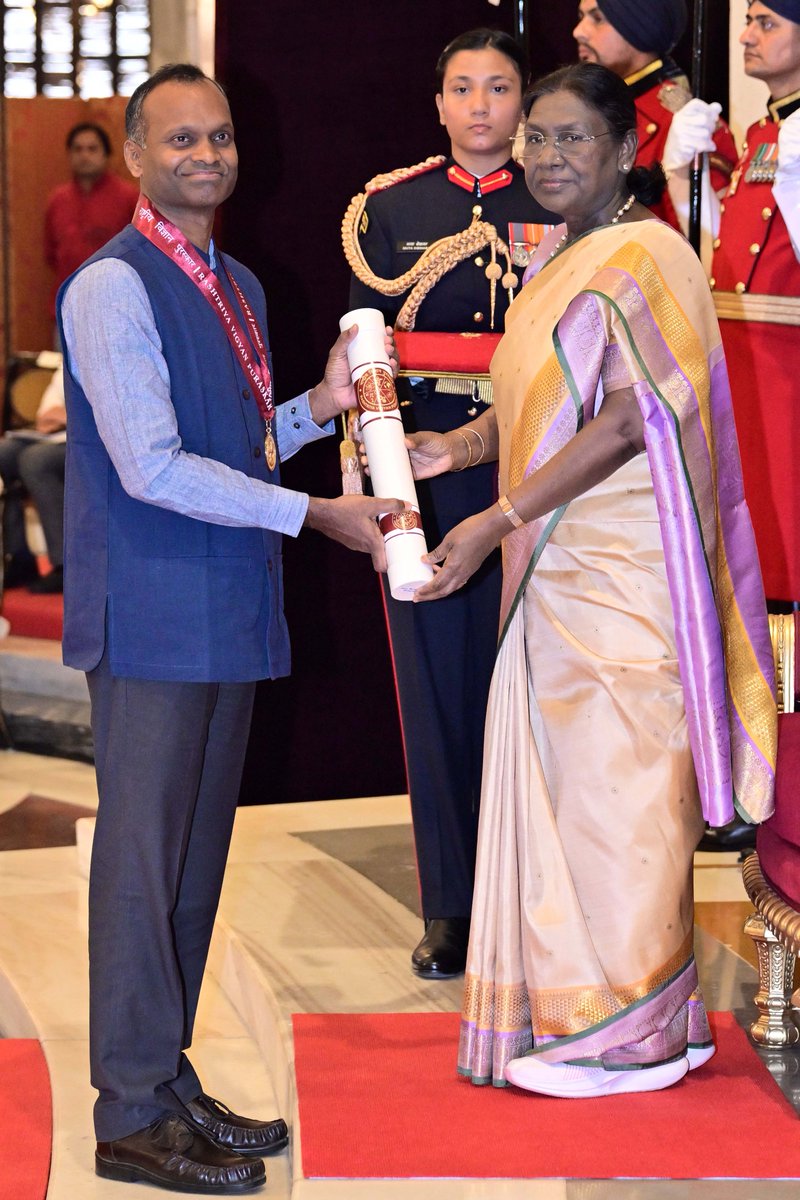 rashtrapatibhvn's tweet photo. President Droupadi Murmu presents Vigyan Yuva- Shanti Swarup Bhatnagar Awards to:
•Shri Ankur Garg in Space Science and Technology.
•Prof. Mohanasankar Sivaprakasam in Technology &amp; Innovation. https://t.co/vfDJTCLBE1