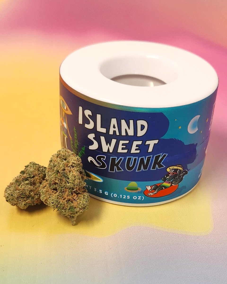harmonyextracts's tweet photo. It might be winter, but Island Sweet Skunk will transport you to a tropical paradise of skunky fumes and uplifting vibes. 🏝️ Artwork by @r2romero https://t.co/wvB9IZzXG3