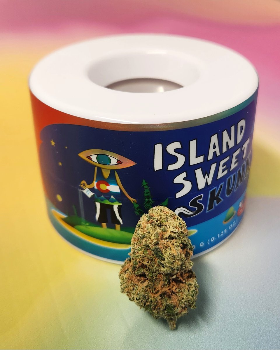 harmonyextracts's tweet photo. It might be winter, but Island Sweet Skunk will transport you to a tropical paradise of skunky fumes and uplifting vibes. 🏝️ Artwork by @r2romero https://t.co/wvB9IZzXG3
