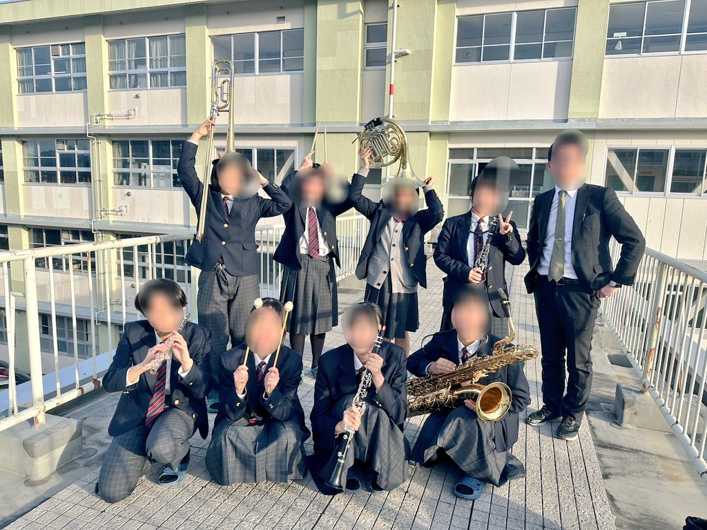 NoA_wind_tuba's tweet image. アンコン動画収録や音楽室･部室の大掃除を済ませ、年内の活動を終了！休み期間は登下校が困難になるため我ら #KWB は“冬眠”します(笑)!!
今後の方針も確認、2026年も山奥でヒッソリ楽しみます!!!
あ〜4枚目に私がいない！笑笑
#吹奏楽部 #音楽は心 #極小編成吹奏楽