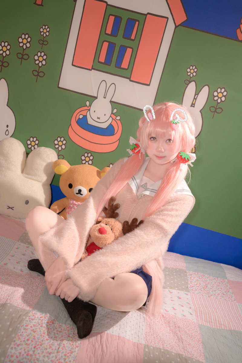 tagiritsuki's tweet photo. 鹿乃ちゃんご誕生日おめでとうございます！

こちらは広州ライブで鹿乃ち���Cosplayした「あ-困困黎尽」さんより頂いた写真集です！

あ菌さんはＸのアカウントを持っていないので、僕が代わりにツイートさせていただきます！

誕生日おめでとう ♫ʚ かのまほろɞ ♡

♫摄影：小叶
  出镜：阿菌♫
#鹿乃 https://t.co/uKXUkFKCSy