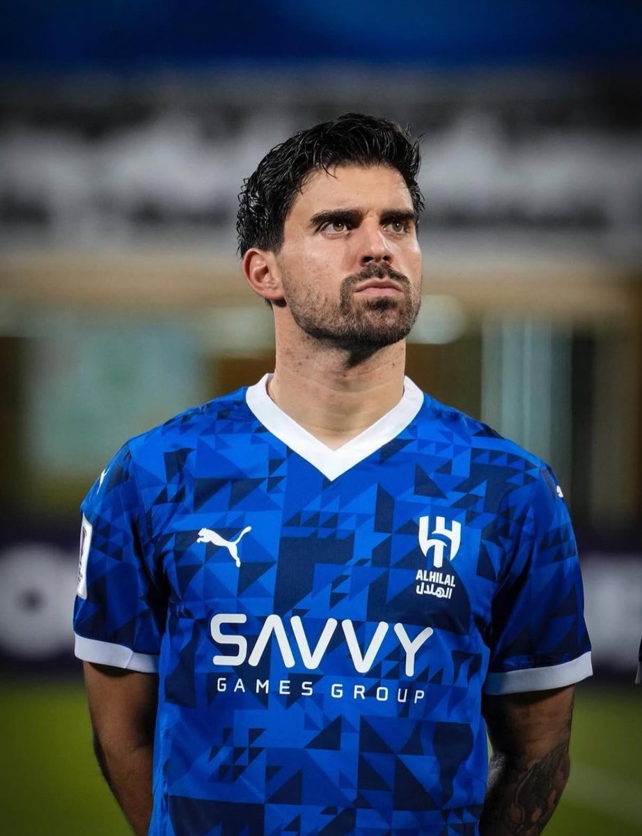 AbbasMadridst's tweet image. El Desmarque | ريال مدريد يعاني من نقص في لاعب وسط إبداعي قادر على كسر الدفاعات المتكتلة وإسم روبن نيفيز برز كخيار محتمل لتعزيز خط الوسط.