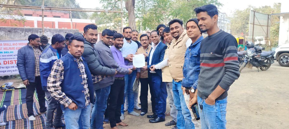 MoushamRider's tweet photo. AISMJWA के बैनर तले दुमका पुराना समाहरणालय परिसर में पत्रकारों का जोरदार धरना-प्रदर्शन झूठे मुकदमों से पत्रकारों को डरा रही पुलिस, सुरक्षा कानून लागू करे सरकारः उपायुक्त के माध्यम से मुख्यमंत्री के नाम ज्ञापन; सुरक्षा, पेंशन और आवास समेत 10 सूत्री मांगें बुलंद @AismJharkhand https://t.co/yZ6r9XO4pp
