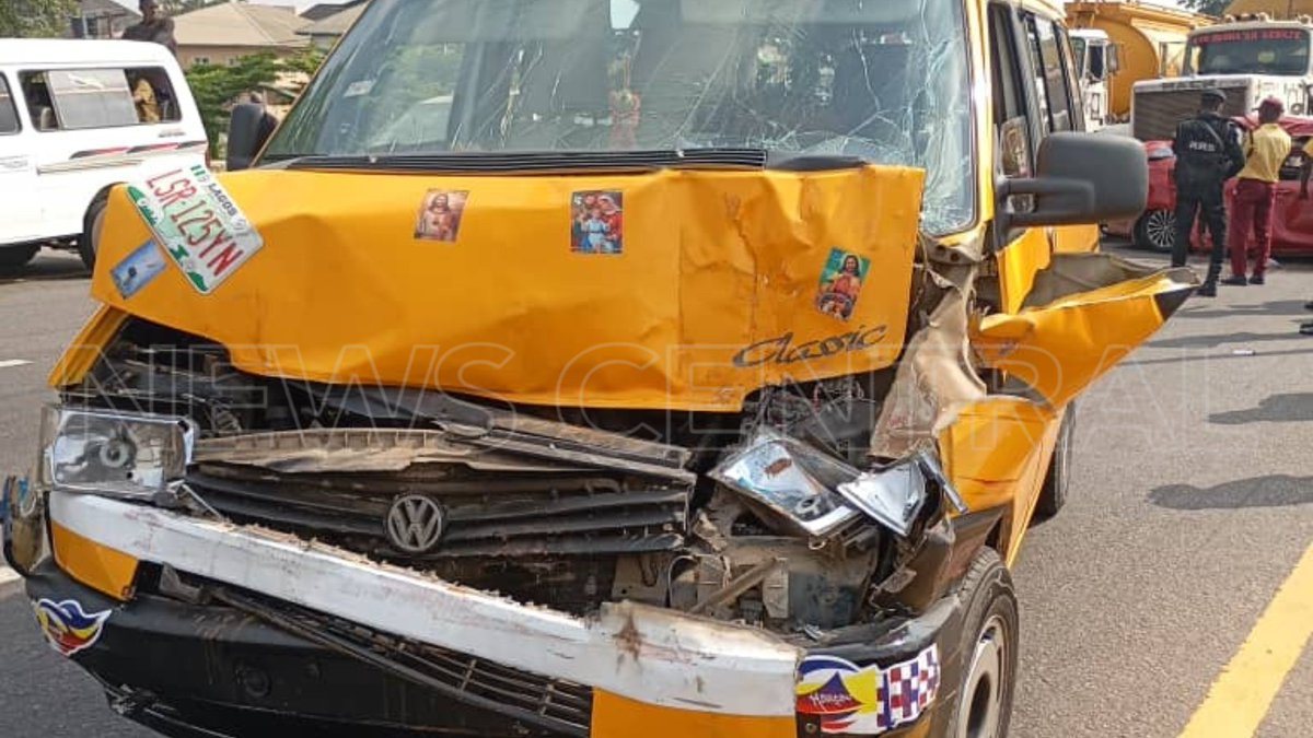 NewsCentralTV's tweet image. [IN PICTURES]: An accident involving two private cars, a tanker, and a commercial bus has occurred at Otedola Bridge in Lagos, leaving several people injured.
