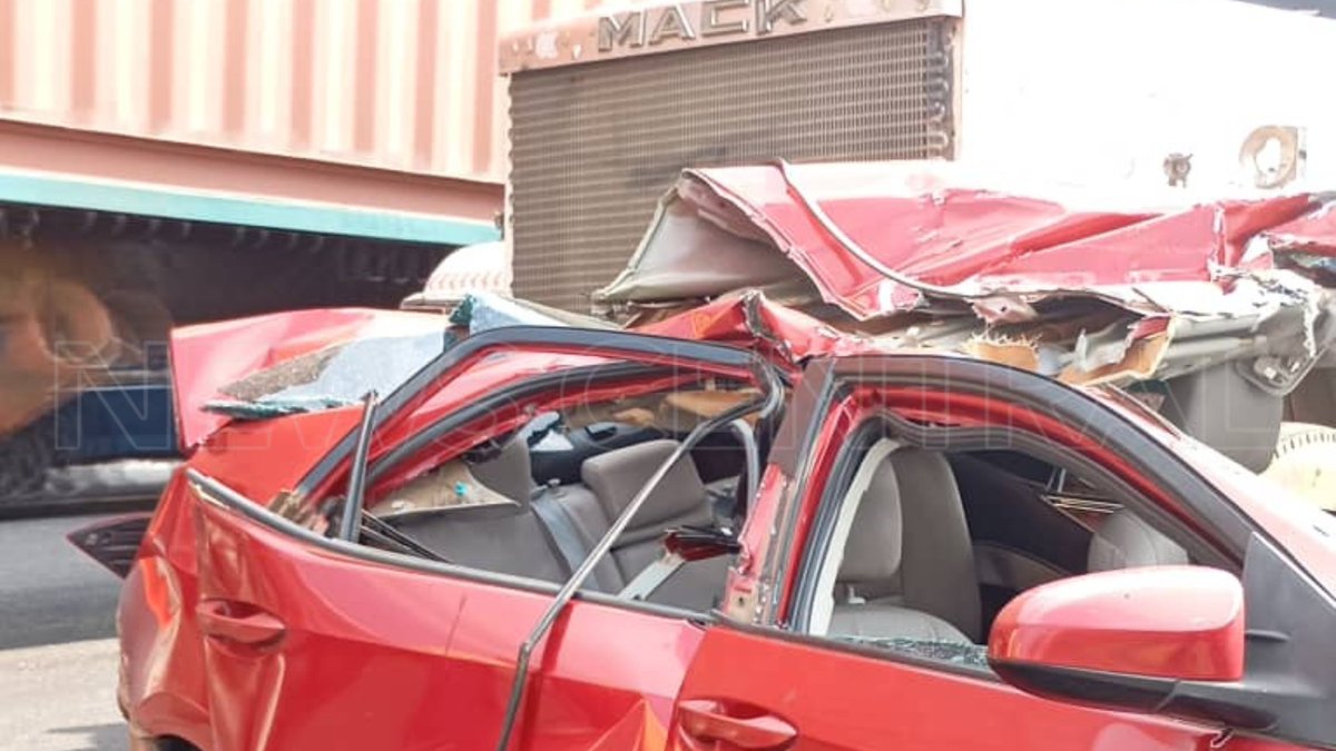 NewsCentralTV's tweet image. [IN PICTURES]: An accident involving two private cars, a tanker, and a commercial bus has occurred at Otedola Bridge in Lagos, leaving several people injured.