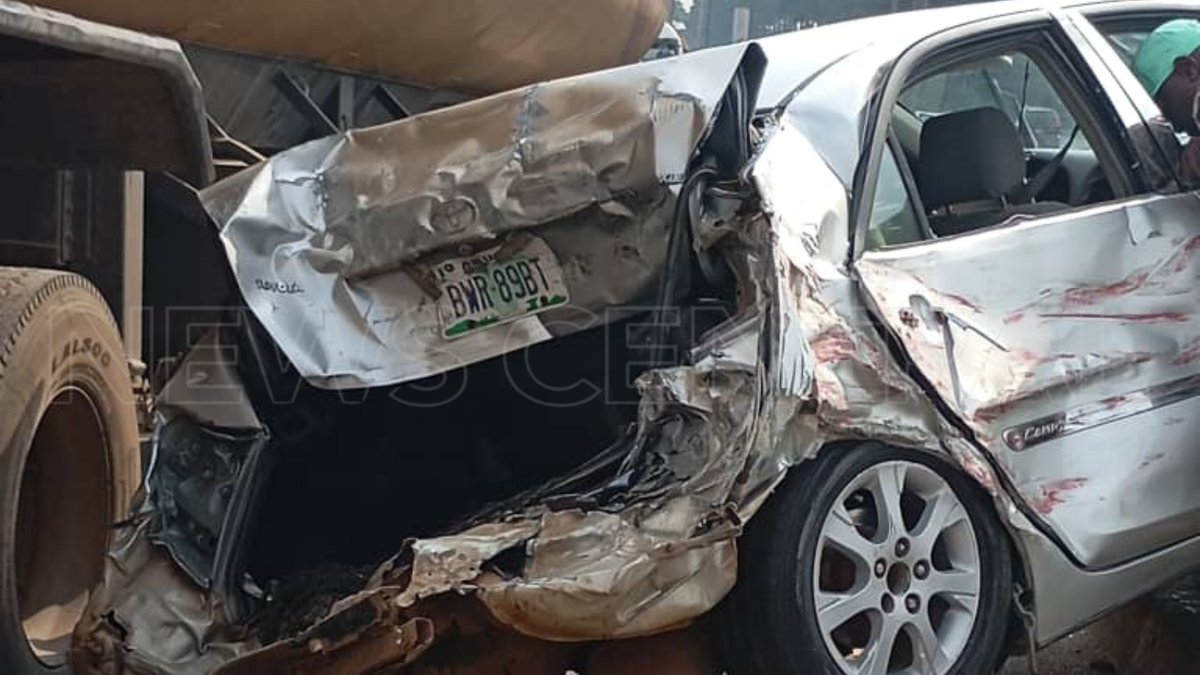 NewsCentralTV's tweet image. [IN PICTURES]: An accident involving two private cars, a tanker, and a commercial bus has occurred at Otedola Bridge in Lagos, leaving several people injured.