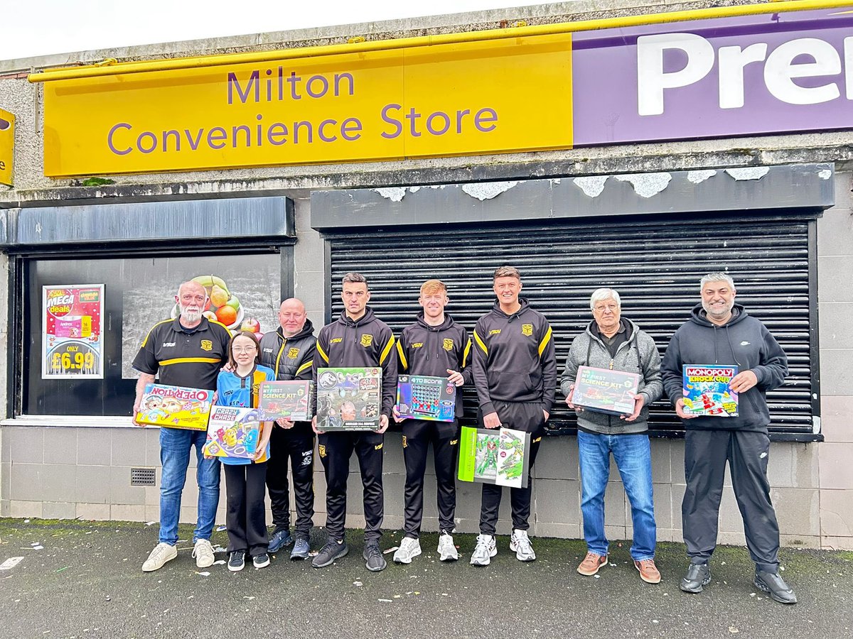 Over at <a href="/1025Clyde1/">Clyde 1</a> HQ Clydebank yesterday donating toys for cash for kids as I said previously a fantastic gesture from all at the club <a href="/KLFC_official/">Kilbirnie Ladeside FC</a> donation’s were unbelievable on Saturday,Out &amp; about local charities today donating more around Kilbirnie Community matters 💛🖤