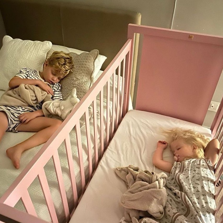 ᅠ
ᅠ

Feliz cumpleaños al primer pequeño que llenó mi corazón! Al mejor amigo de Blair, al príncipe que me salvó de una torre alta como siempre dice. 🤍
Se feliz siempre, que cada sueño se cumpla. 

    ᅠ
    ᅠ