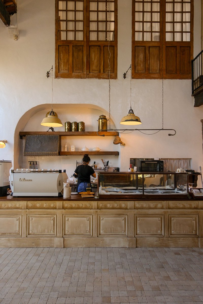 CAFETELLER's tweet image. La Bella’s ร้านพิซซ่าเปิดใหม่ที่ระยอง ตัวร้านสวยมากกกกก แบบทำถึงทุกมุม สวยตั้งแต่ก้าวเข้ามาในร้านเลย

พึ่งมารู้ทีหลังว่าร้านค่อย ๆ สร้างมาตั้งแต่ปลายปี 2021 แล้ว ร่วม 4 ปีเต็มกับการปั้นร้าน ต้นไม้ เถาวัลย์ที่เกาะขอบประตูหน้าต่างก็คือสวย