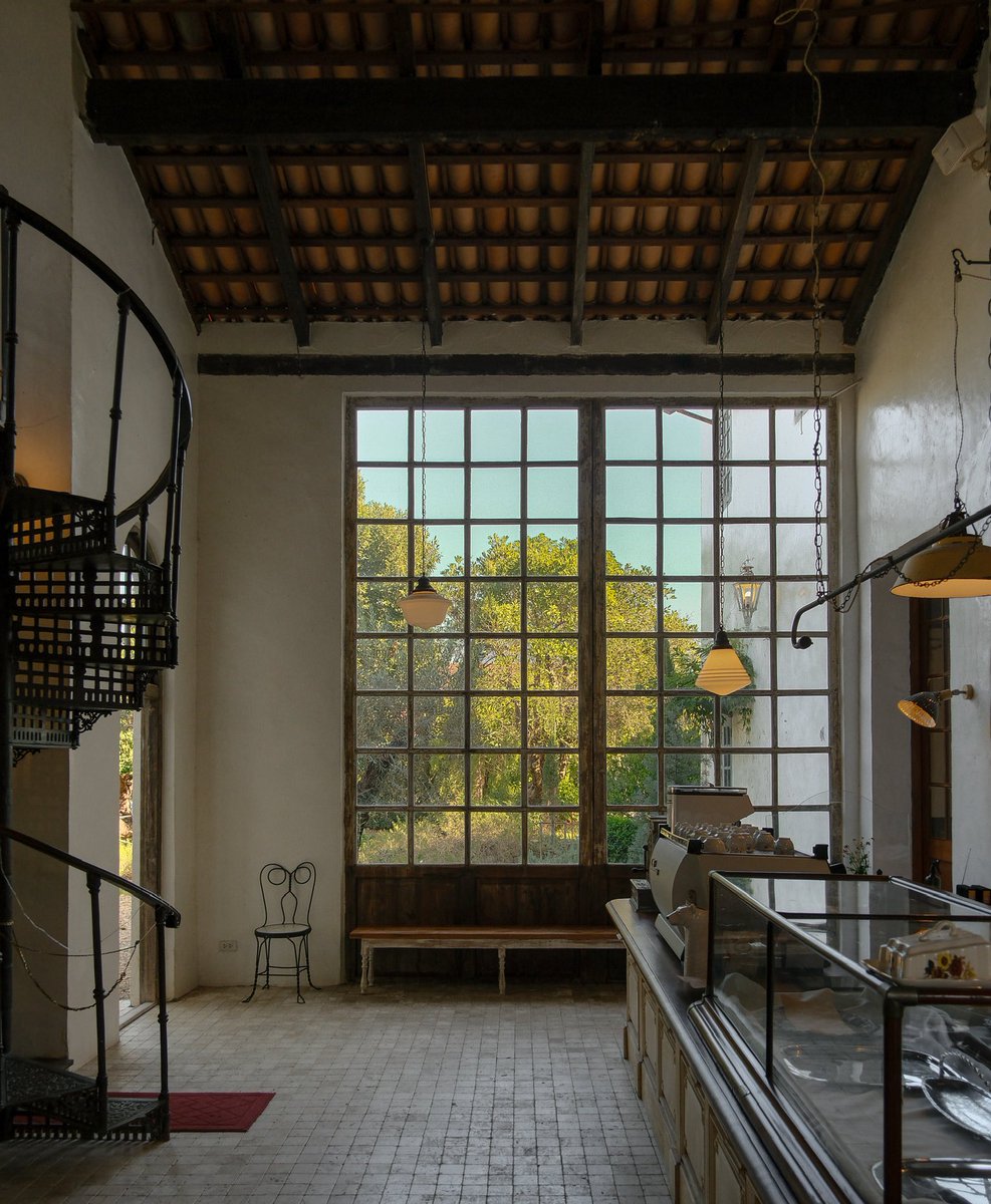 CAFETELLER's tweet image. La Bella’s ร้านพิซซ่าเปิดใหม่ที่ระยอง ตัวร้านสวยมากกกกก แบบทำถึงทุกมุม สวยตั้งแต่ก้าวเข้ามาในร้านเลย

พึ่งมารู้ทีหลังว่าร้านค่อย ๆ สร้างมาตั้งแต่ปลายปี 2021 แล้ว ร่วม 4 ปีเต็มกับการปั้นร้าน ต้นไม้ เถาวัลย์ที่เกาะขอบประตูหน้าต่างก็คือสวย