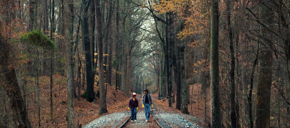 The autumn atmosphere in season 2 🍁 #StrangerThings