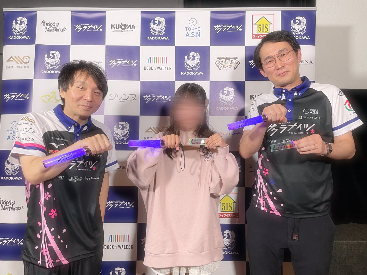 サクラPVに行ってきました！家が遠くて最後まで居れなかったけど楽しかった！
じろうさんに罠ステッカーを持ってもらい一緒に写真を撮るという最高の思い出ができました😭ラジオネームをお伝えしたら｢懐かしいなっ！うさぎか！｣と言われ幸せでした！🐰💖一生好きです！！
 #サクラPV
#ばばあの罠