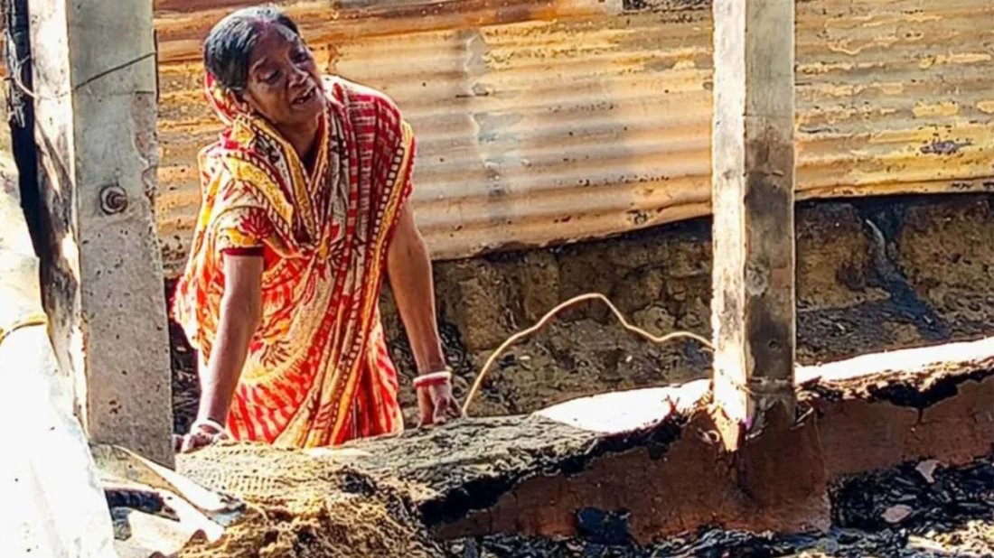 taslimanasreen's tweet image. The Hindu youth Dipu Das was burned to death. Since then, in Rauzan of Chittagong, Hindu-hating Muslims have been setting fire to Hindu homes one after another after locking them from the outside. Hindus live in fear throughout the year. That fear has increased even more now.