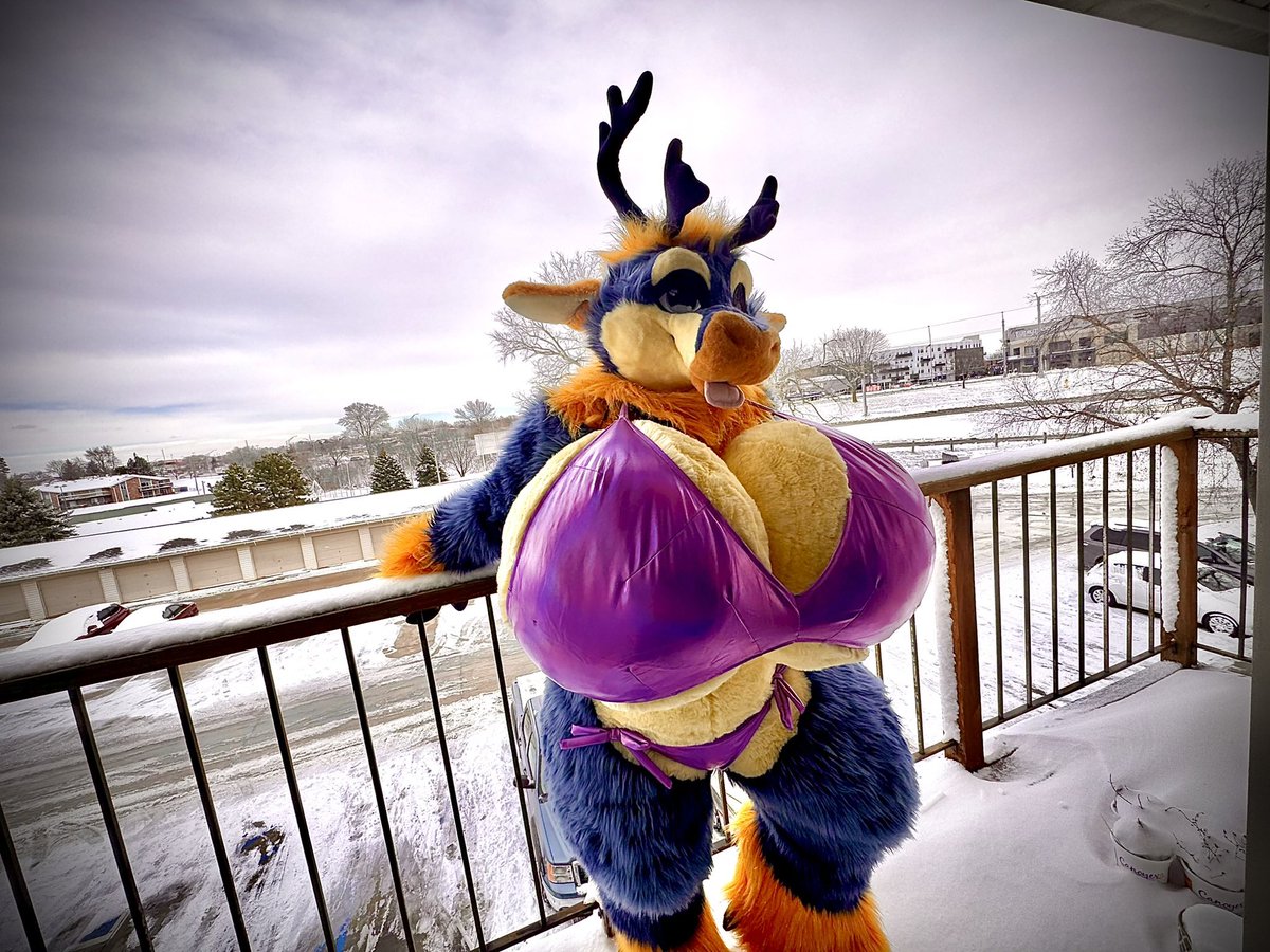 An oldie but a goodie~

Remember guys, if you’re cold they’re cold~ let the bimbos inside this Christmas (;