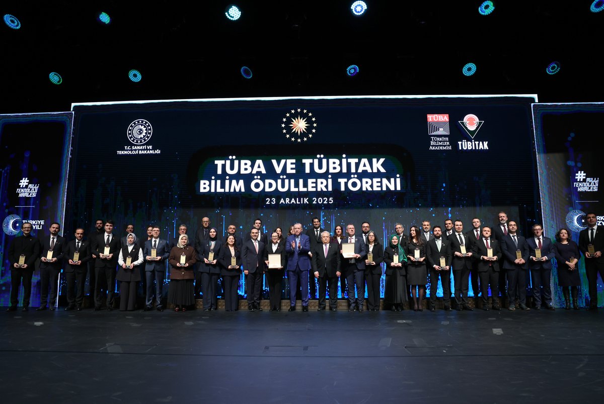 RTErdogan's tweet photo. TÜBA Ödüllerimiz kapsamında birbirinden kıymetli 38 bilim insanımıza ödül ve beratlarını tevcih ettik.
   
TÜBİTAK Bilim ve Teşvik Ödüllerimizi ise 8 üniversitemizden 11 hocamıza takdim ettik.

Elektrokimyadan katı cisimler mekaniğine, deneysel psikolojiden RNA biyolojisine, diş hekimliğinden nöroloji, tarih ve felsefeye kadar çok geniş bir yelpazede eser veren hocalarımızı başarılarından ötürü tebrik ediyorum.

Uluslararası Akademi Ödüllerimizi Sağlık ve Yaşam Bilimleri kategorisinde iki önemli isme veriyoruz.

Üstün Başarılı Genç Bilim İnsanı Ödüllerimizi Eczacılık Özel Ödülü de dâhil olmak üzere 28 genç akademisyenimize takdim ediyoruz.

4’ü Telif Eser, 3’ü Jüri Özel Ödülü, 1’i Halil İnalcık Özel Ödülü olmak üzere 8 hocamızı da Bilimsel Telif Eser Ödülü’yle buluşturduk.

Ödüle layık görülen tüm bilim insanlarımızı şahsım ve milletim adına canıgönülden tebrik ediyor, her bir hocamıza gelecekteki çalışmalarında Rabb’imden muvaffakiyetler niyaz ediyorum.

Bilim dünyamıza kazandırdıkları bu eserlerin, çok daha özgün ve nitelikli çalışmaların da önünü açmasını temenni ediyorum.
