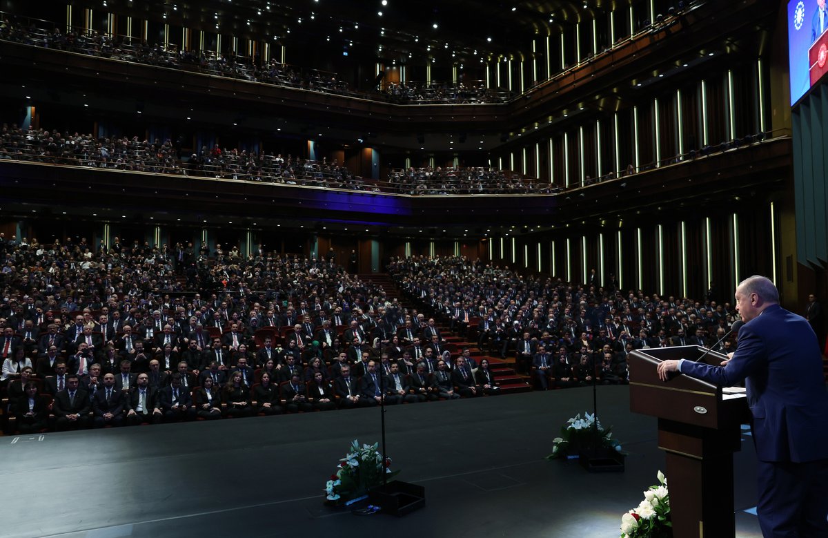 RTErdogan's tweet photo. TÜBA Ödüllerimiz kapsamında birbirinden kıymetli 38 bilim insanımıza ödül ve beratlarını tevcih ettik.
   
TÜBİTAK Bilim ve Teşvik Ödüllerimizi ise 8 üniversitemizden 11 hocamıza takdim ettik.

Elektrokimyadan katı cisimler mekaniğine, deneysel psikolojiden RNA biyolojisine, diş hekimliğinden nöroloji, tarih ve felsefeye kadar çok geniş bir yelpazede eser veren hocalarımızı başarılarından ötürü tebrik ediyorum.

Uluslararası Akademi Ödüllerimizi Sağlık ve Yaşam Bilimleri kategorisinde iki önemli isme veriyoruz.

Üstün Başarılı Genç Bilim İnsanı Ödüllerimizi Eczacılık Özel Ödülü de dâhil olmak üzere 28 genç akademisyenimize takdim ediyoruz.

4’ü Telif Eser, 3’ü Jüri Özel Ödülü, 1’i Halil İnalcık Özel Ödülü olmak üzere 8 hocamızı da Bilimsel Telif Eser Ödülü’yle buluşturduk.

Ödüle layık görülen tüm bilim insanlarımızı şahsım ve milletim adına canıgönülden tebrik ediyor, her bir hocamıza gelecekteki çalışmalarında Rabb’imden muvaffakiyetler niyaz ediyorum.

Bilim dünyamıza kazandırdıkları bu eserlerin, çok daha özgün ve nitelikli çalışmaların da önünü açmasını temenni ediyorum.