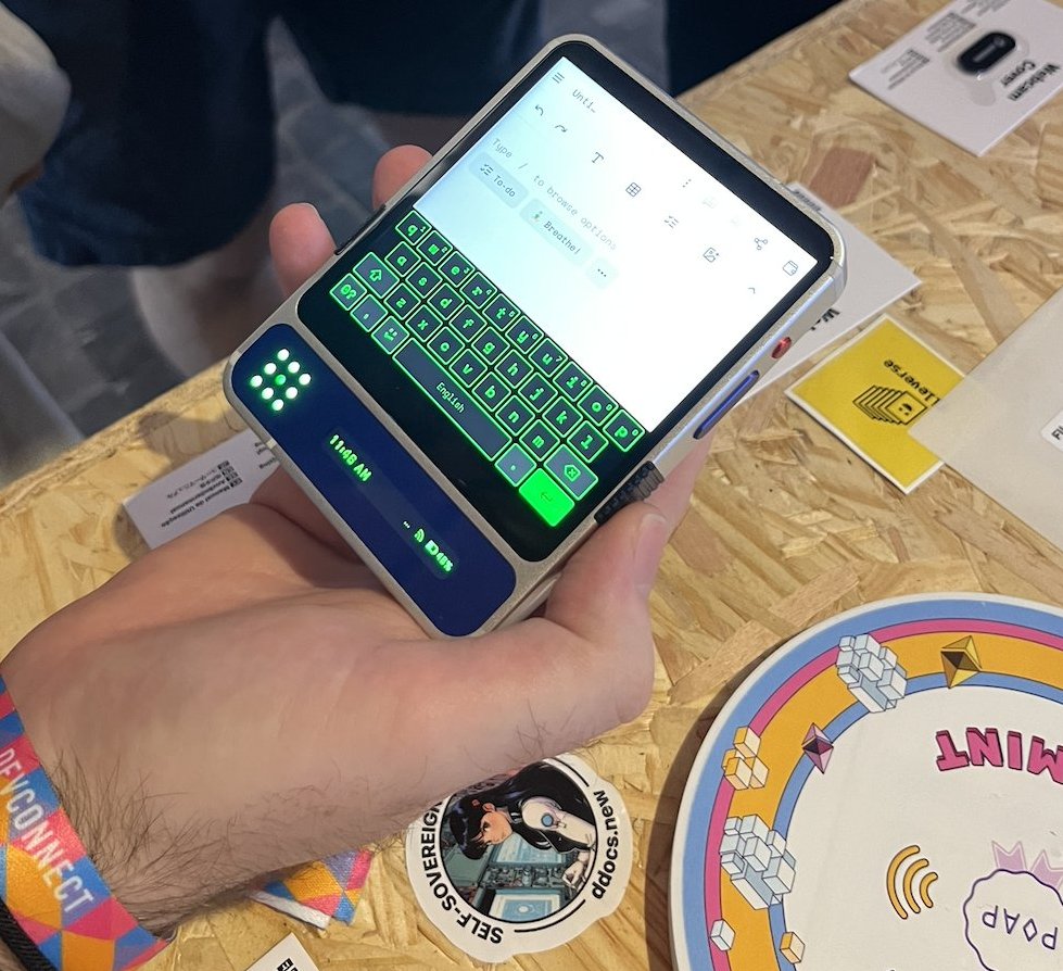 laszlo000's tweet image. Got to try out ddocs on the @EthereumPhone at Devconnect! 

Excited to receive one of these bad boys.. watch out for red dots