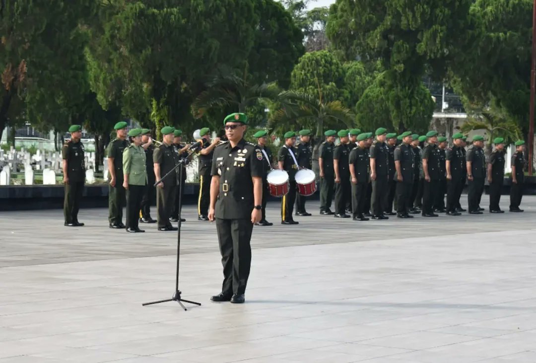 ajendam1bb's tweet photo. Ajendam I/BB Melaksanakan Ziarah Rombongan Ke (TMP) Taman Makam Pahlawan Medan, Masih Dalam Rangka Rangkaian HUT Ke-75 Korps Ajudan Jendral TNI-AD TA. 2025 Medan https://t.co/Yc2Bw4r8bF
