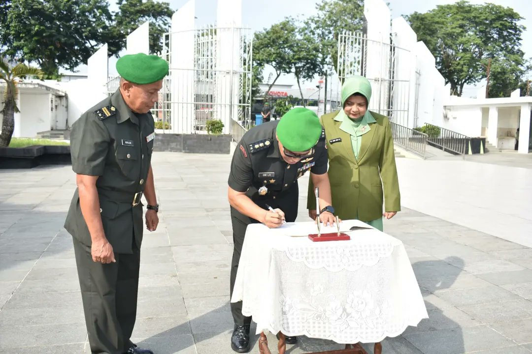ajendam1bb's tweet photo. Ajendam I/BB Melaksanakan Ziarah Rombongan Ke (TMP) Taman Makam Pahlawan Medan, Masih Dalam Rangka Rangkaian HUT Ke-75 Korps Ajudan Jendral TNI-AD TA. 2025 Medan https://t.co/Yc2Bw4r8bF