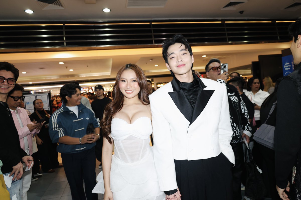 VIVA_Films's tweet image. LOOK: Rabin Angeles and Angela Muji at ‘CALL ME MOTHER’ Premiere Night! 

Mapapanood niyo ang official trailer ng #AWerewolfBoyPH when you watch #CallMeMother starting this December 25 in cinemas! 

#AWerewolfBoy #RabinAngeles #AngelaMuji