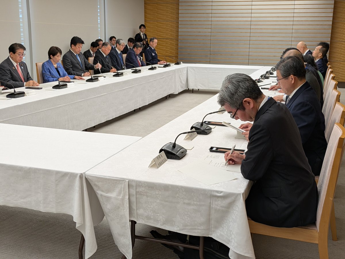 takaichi_sanae's tweet image. 本日は、上皇陛下御誕生日祝賀の儀が執り行われ、仙洞御所に参内して祝詞を申し上げてまいりました。
謹んでお祝い申し上げますとともに、上皇上皇后両陛下の御健康と皇室の御繁栄をお祈り申し上げます。

官邸では、午前中に「海上保安能力強化に関する関係閣僚会議」を開催しました。…