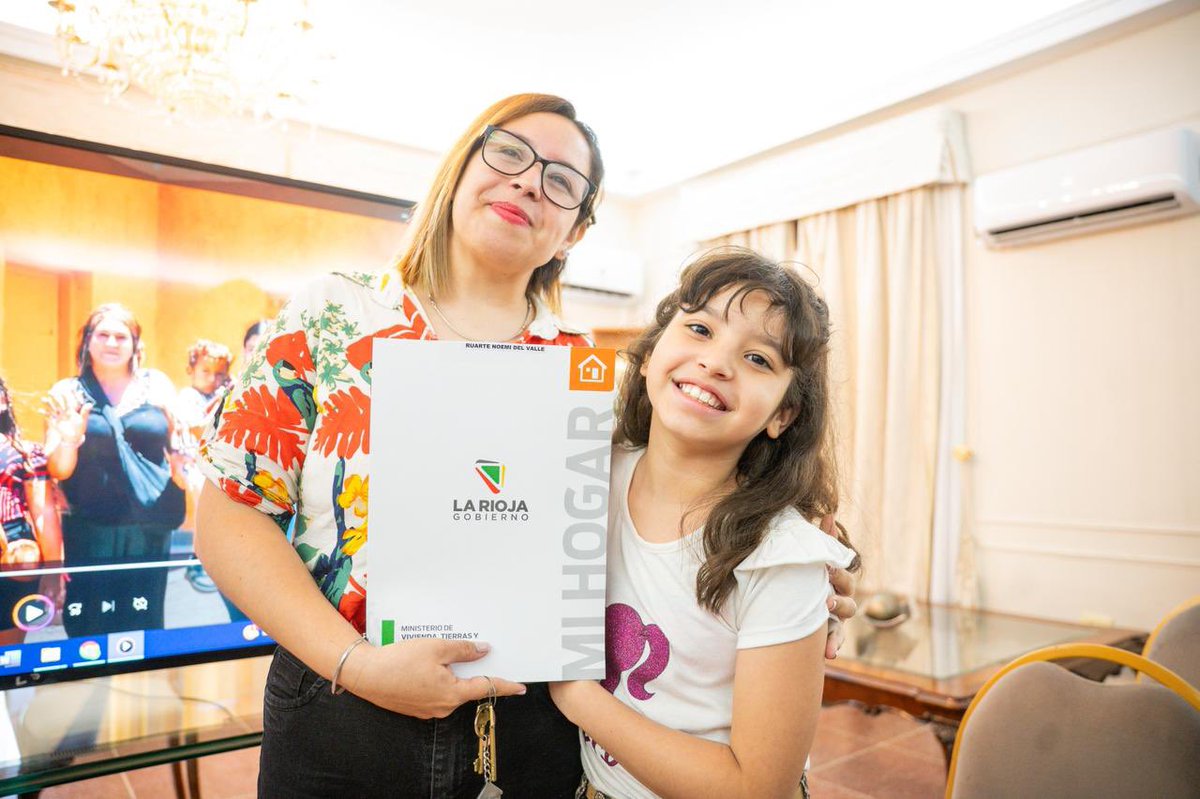 Nada se compara con ese momento en el que una familia abre la puerta de su casa por primera vez. 🏡❤️

10 familias riojanas viven esa emoción. Abrazos, amor y la alegría inmensa de saber que, desde ahora, tienen un lugar propio donde crecer, soñar y compartir la vida.
A través