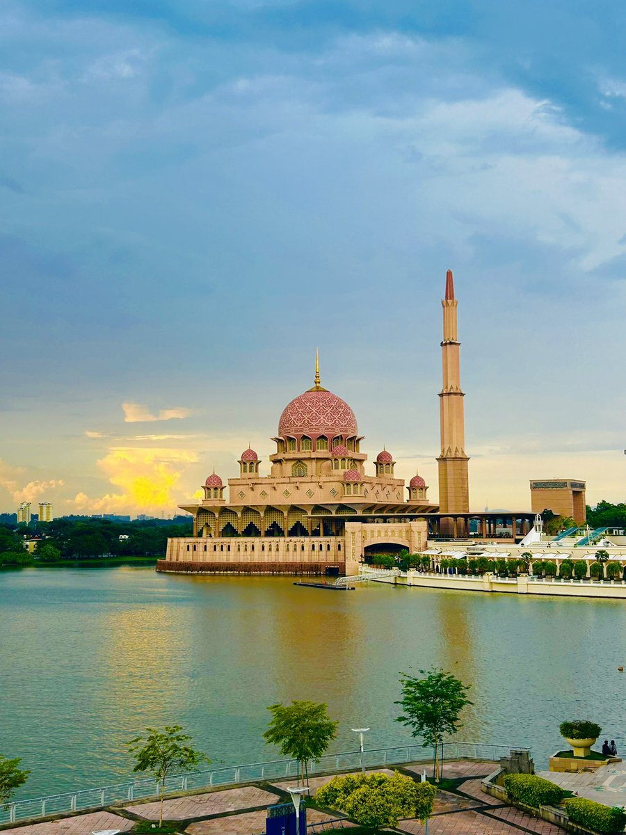 Fal_osn's tweet photo. Les mosquées à Putrajaya 🥺🕌#Malaisie https://t.co/SCsVWU75JR