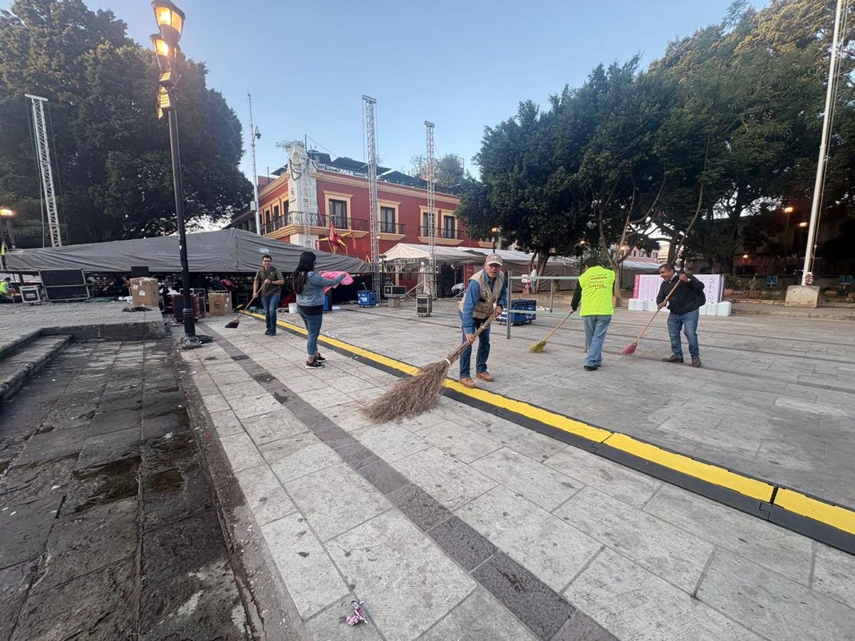 Gandarillas_Jor's tweet photo. En un marco de paz, respeto y colaboración, el equipo que integra la Oficialía Mayor participó con entusiasmo en un Tequio más; sumando esfuerzos para dejar en óptimas condiciones los espacios que darán vida a nuestra tradicional Noche de Rábanos.

Su amigo #ElConta
@raychagoya https://t.co/vH7n6fmosE